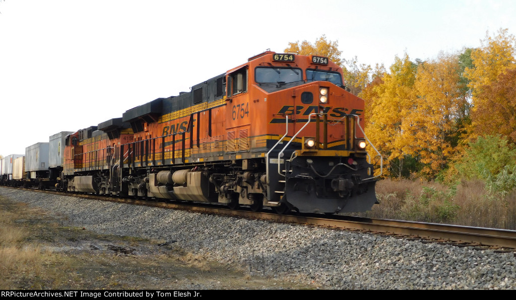 BNSF ES44C4 #6754 & BNSF H2 Dash 9 #4150 lead NS Intermodal 206